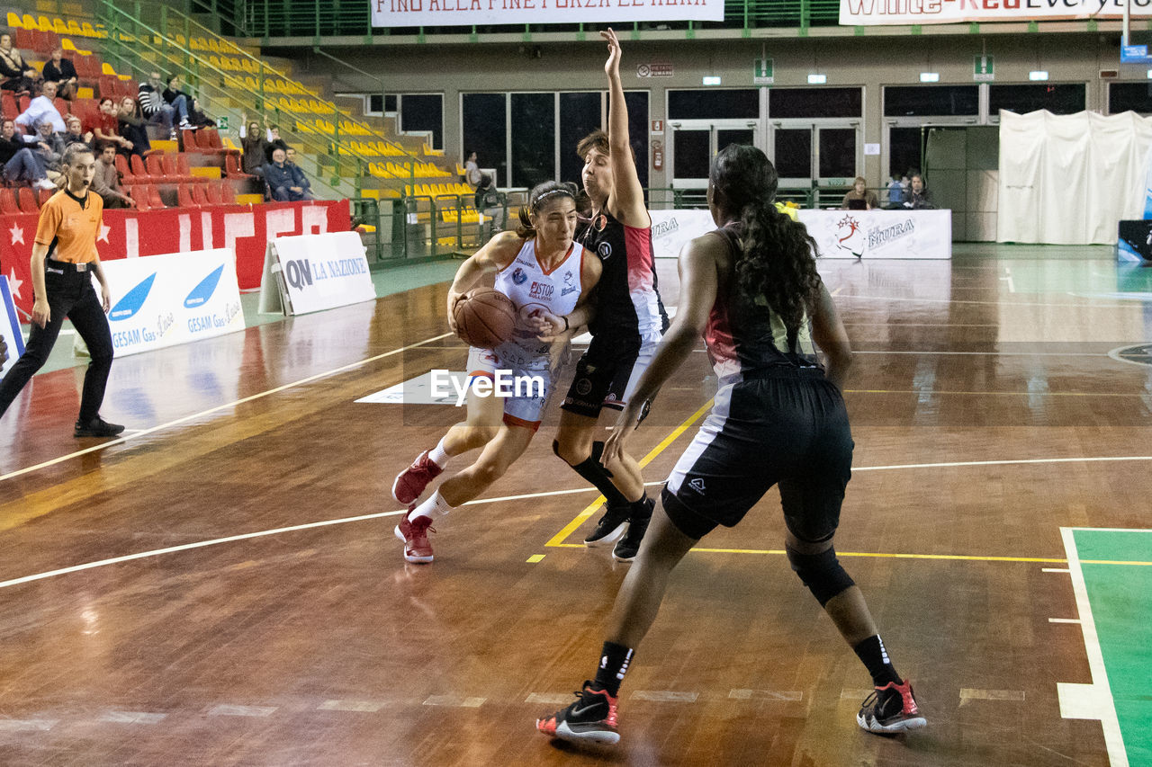 GROUP OF PEOPLE PLAYING BASKETBALL