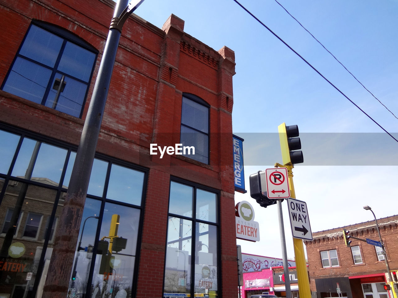 LOW ANGLE VIEW OF BUILDINGS AGAINST SKY