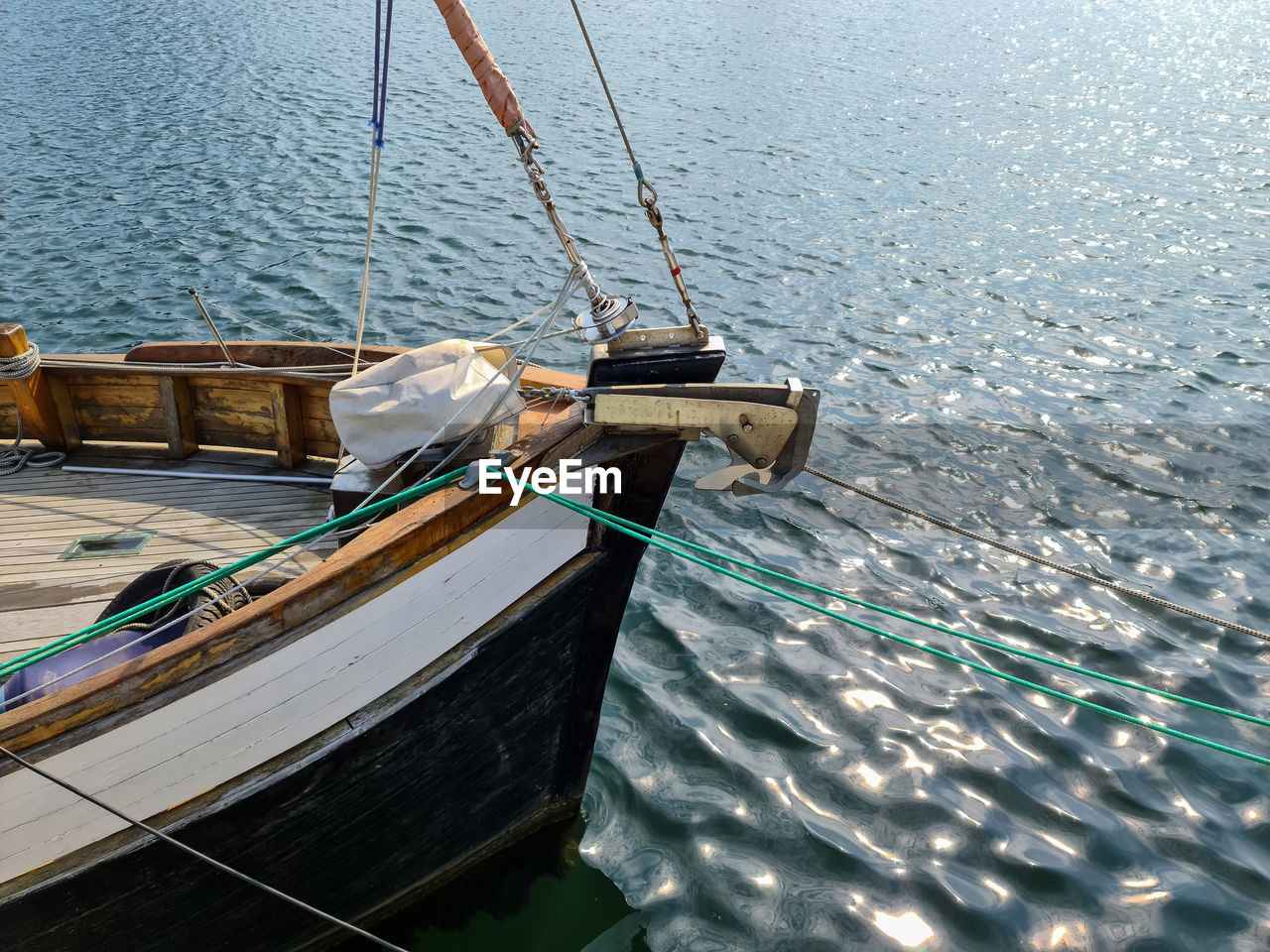 HIGH ANGLE VIEW OF BOAT MOORED IN SEA