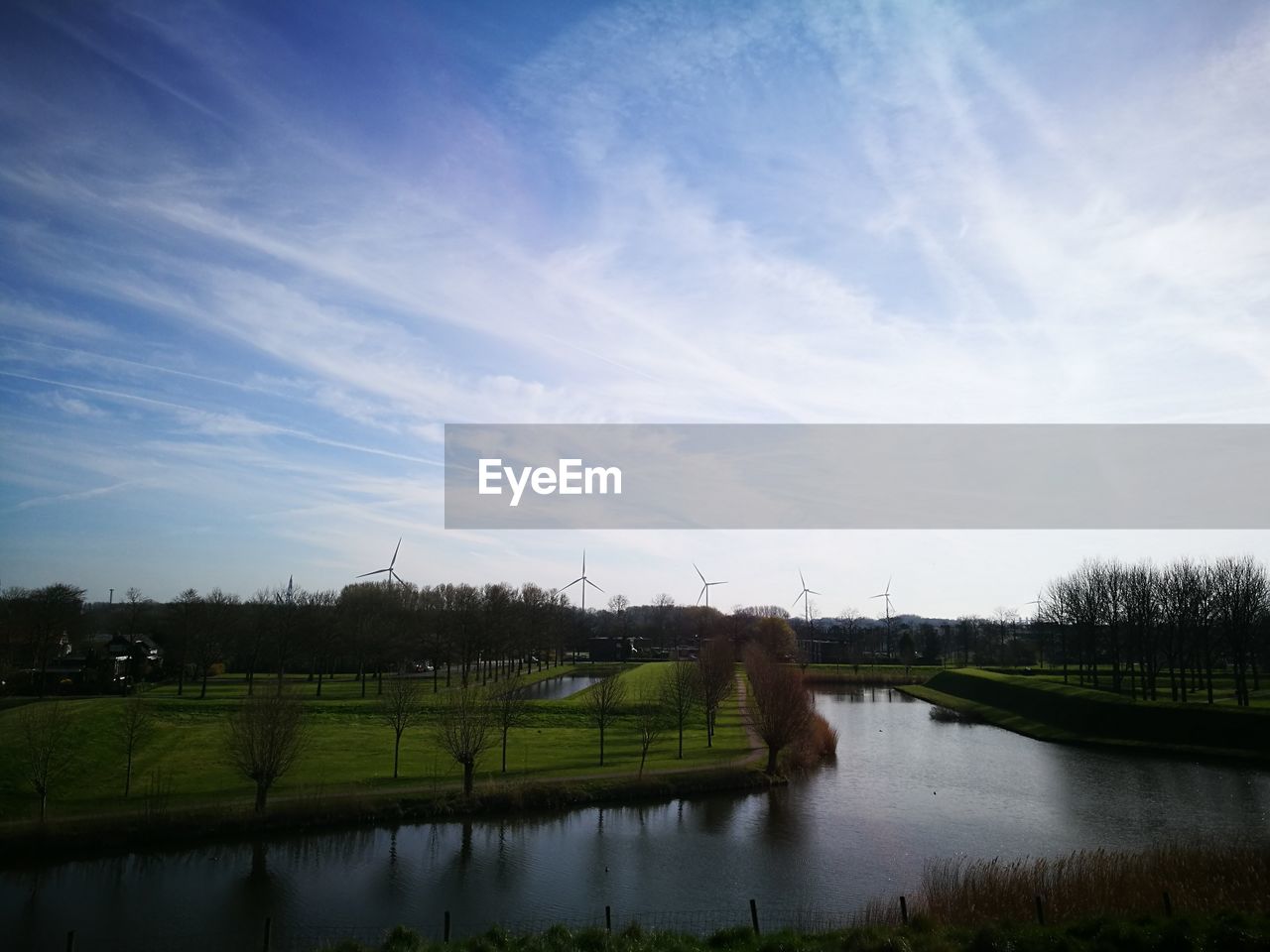 SCENIC VIEW OF AGRICULTURAL LANDSCAPE AGAINST SKY