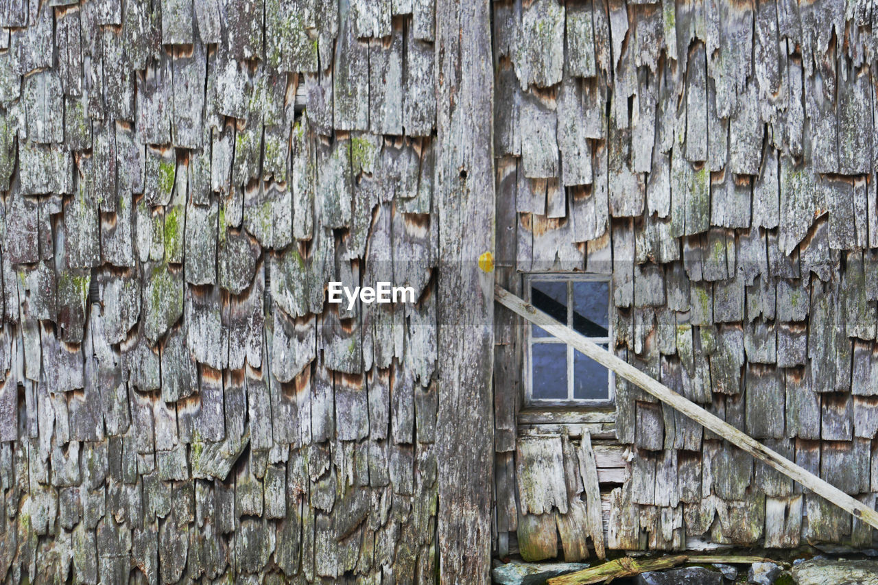 FULL FRAME SHOT OF OLD WEATHERED DOOR