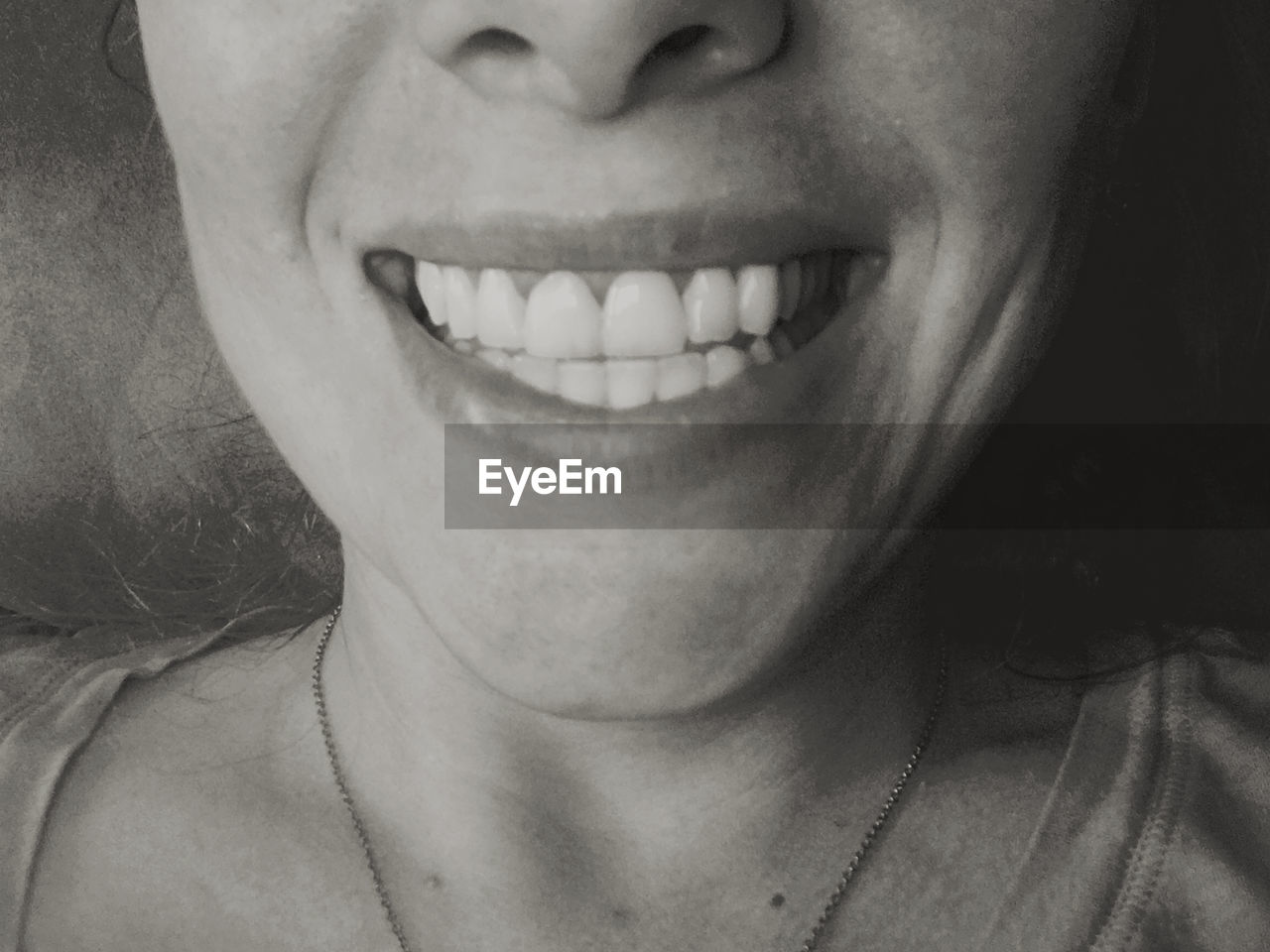 CLOSE-UP PORTRAIT OF SMILING YOUNG WOMAN