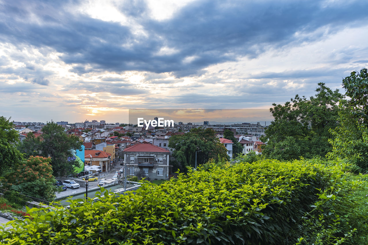 HIGH ANGLE SHOT OF TOWNSCAPE AGAINST SKY