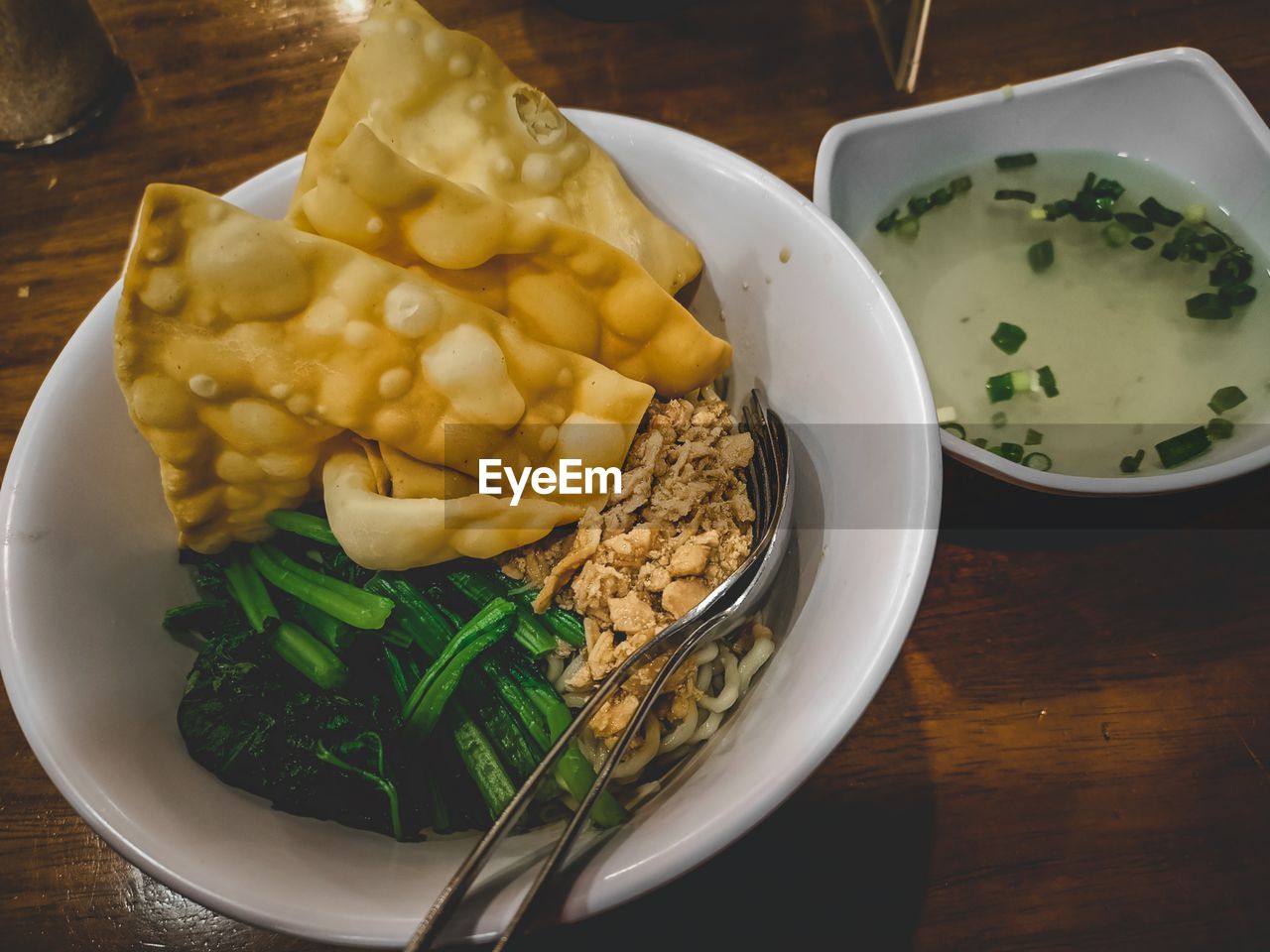 HIGH ANGLE VIEW OF MEAL SERVED IN BOWL