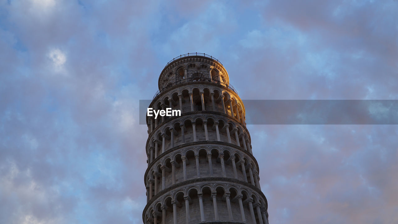 Leaning tower of pisa against cloudy sky