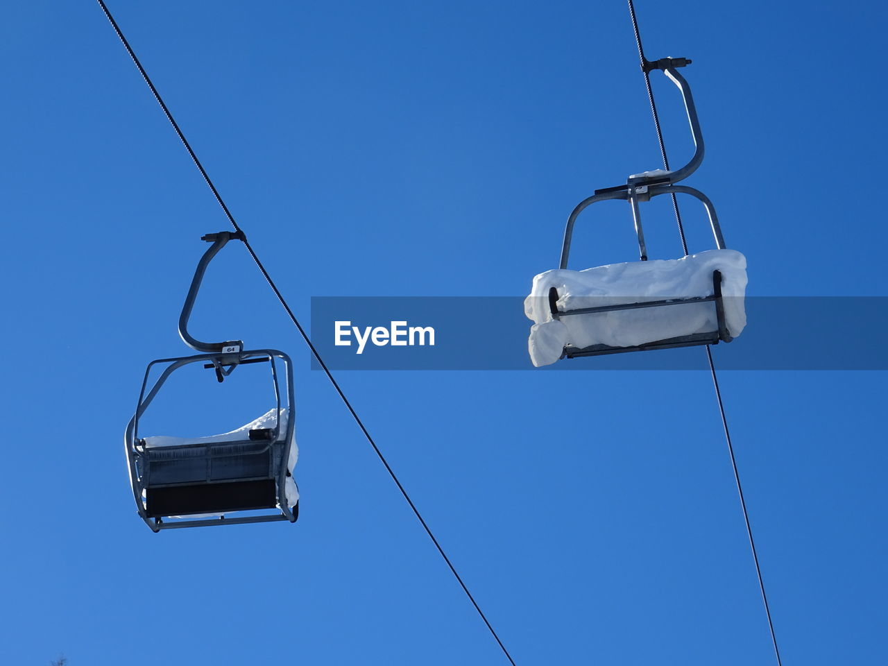 LOW ANGLE VIEW OF SKI LIFT AGAINST SKY