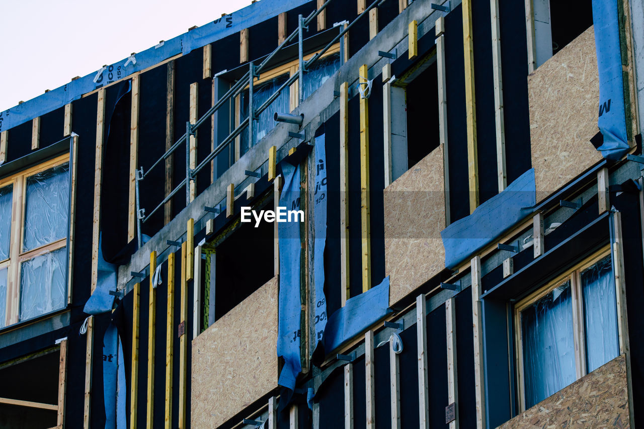 LOW ANGLE VIEW OF BUILDINGS AGAINST SKY