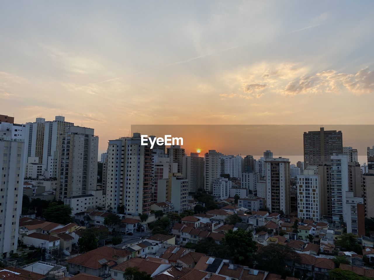 HIGH ANGLE VIEW OF BUILDINGS IN CITY AGAINST SKY