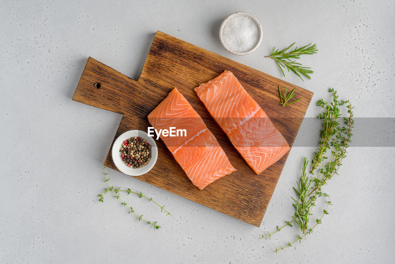 HIGH ANGLE VIEW OF FISH ON CUTTING BOARD