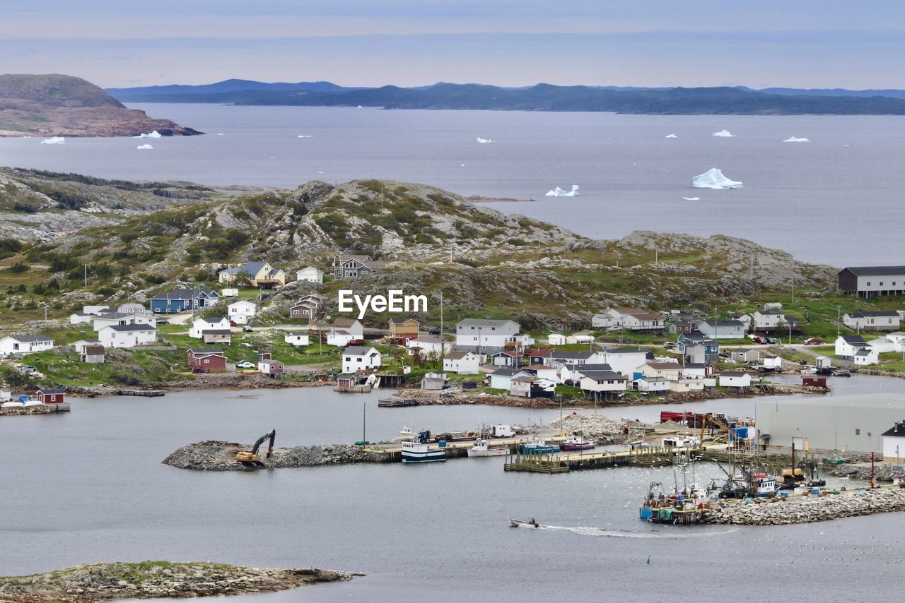 HIGH ANGLE VIEW OF BOATS ON SEA