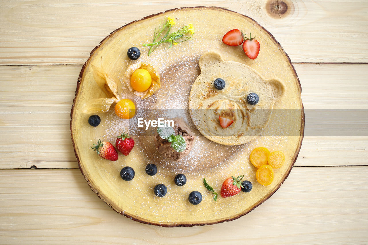 HIGH ANGLE VIEW OF FRUIT ON TABLE