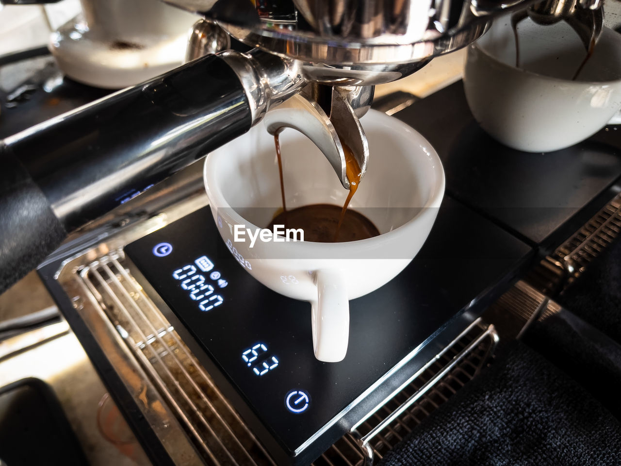 HIGH ANGLE VIEW OF COFFEE CUP WITH TEA