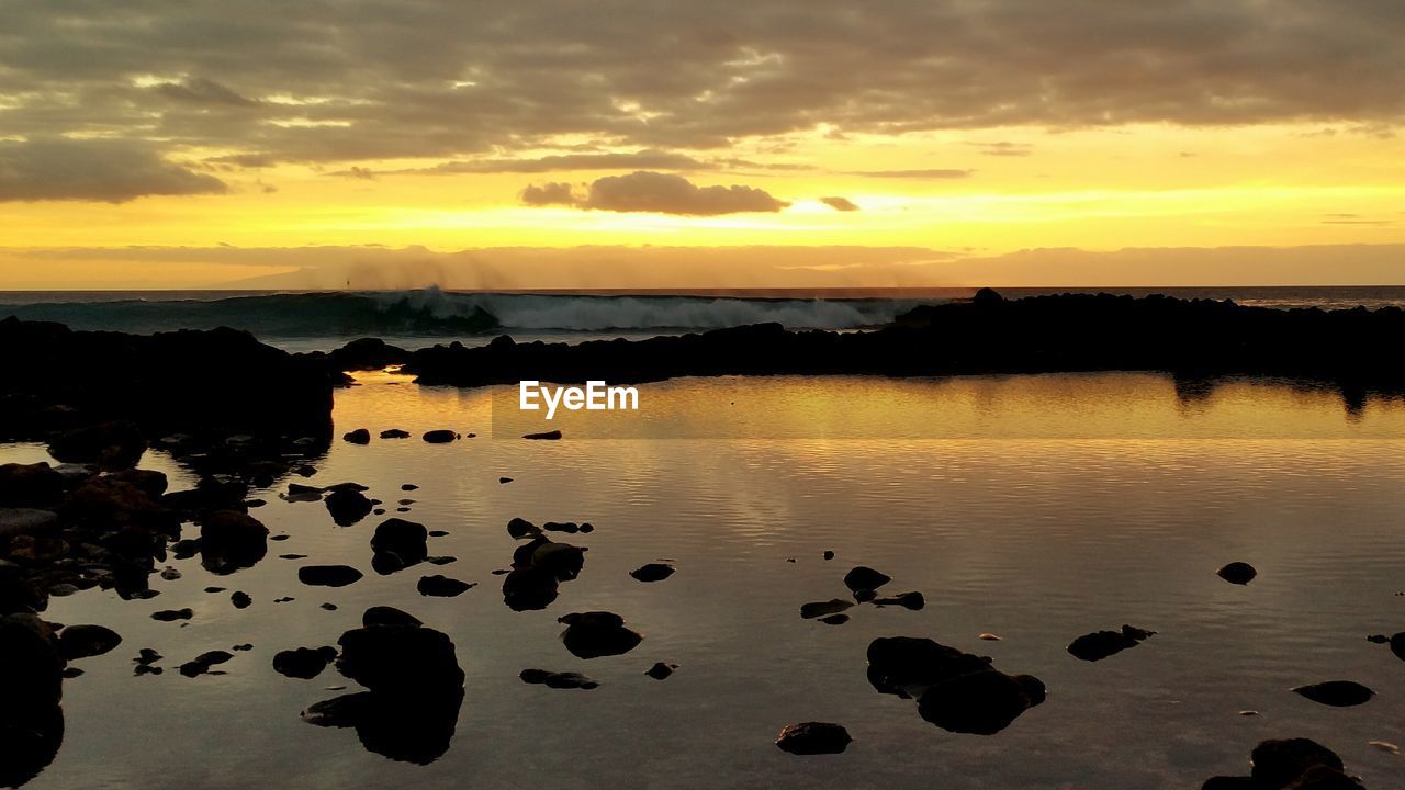 SCENIC VIEW OF SUNSET OVER SEA