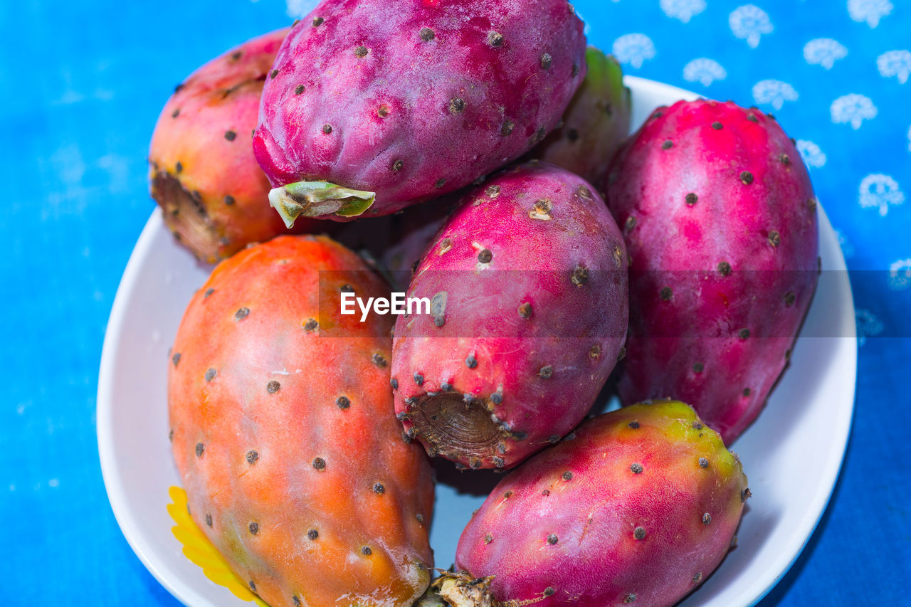 HIGH ANGLE VIEW OF APPLES IN CONTAINER ON TABLE