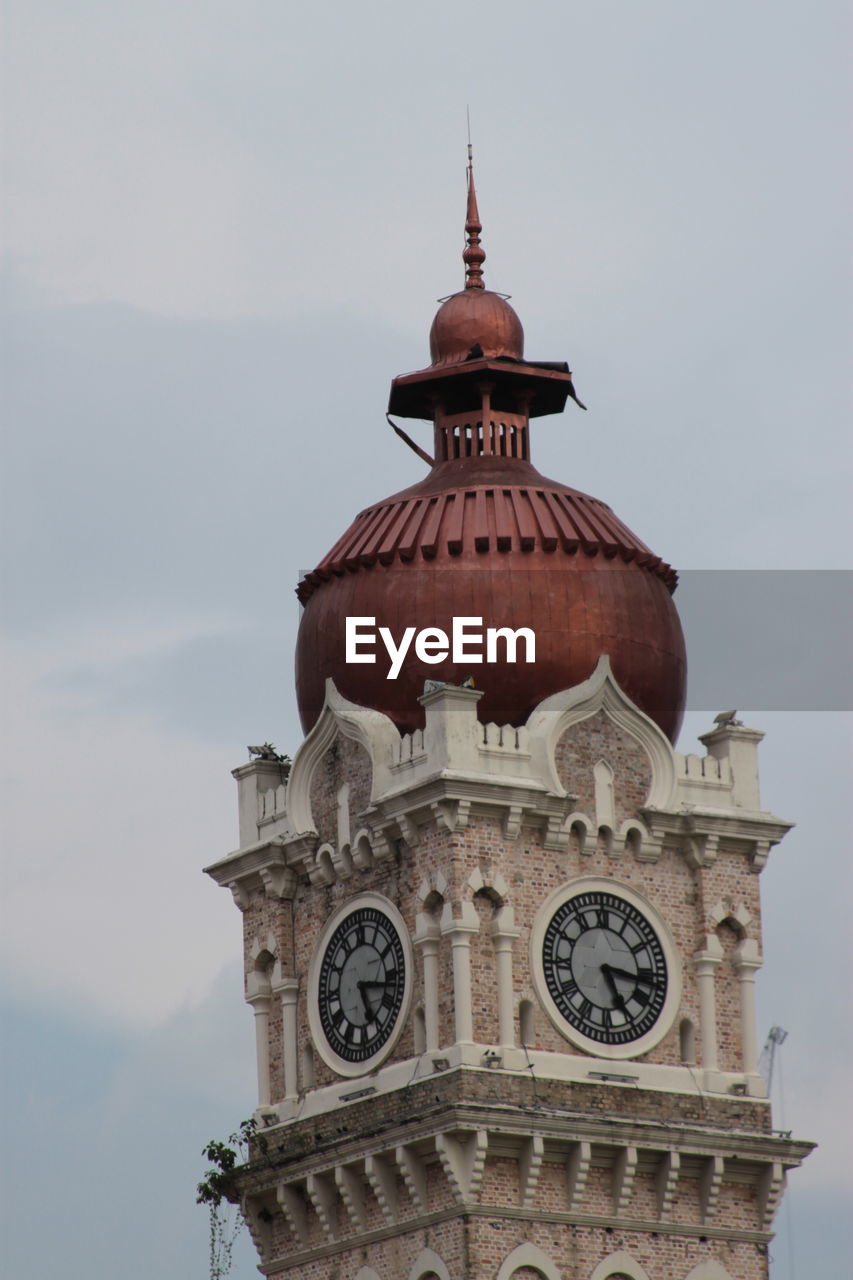 LOW ANGLE VIEW OF CLOCK TOWER AGAINST SKY