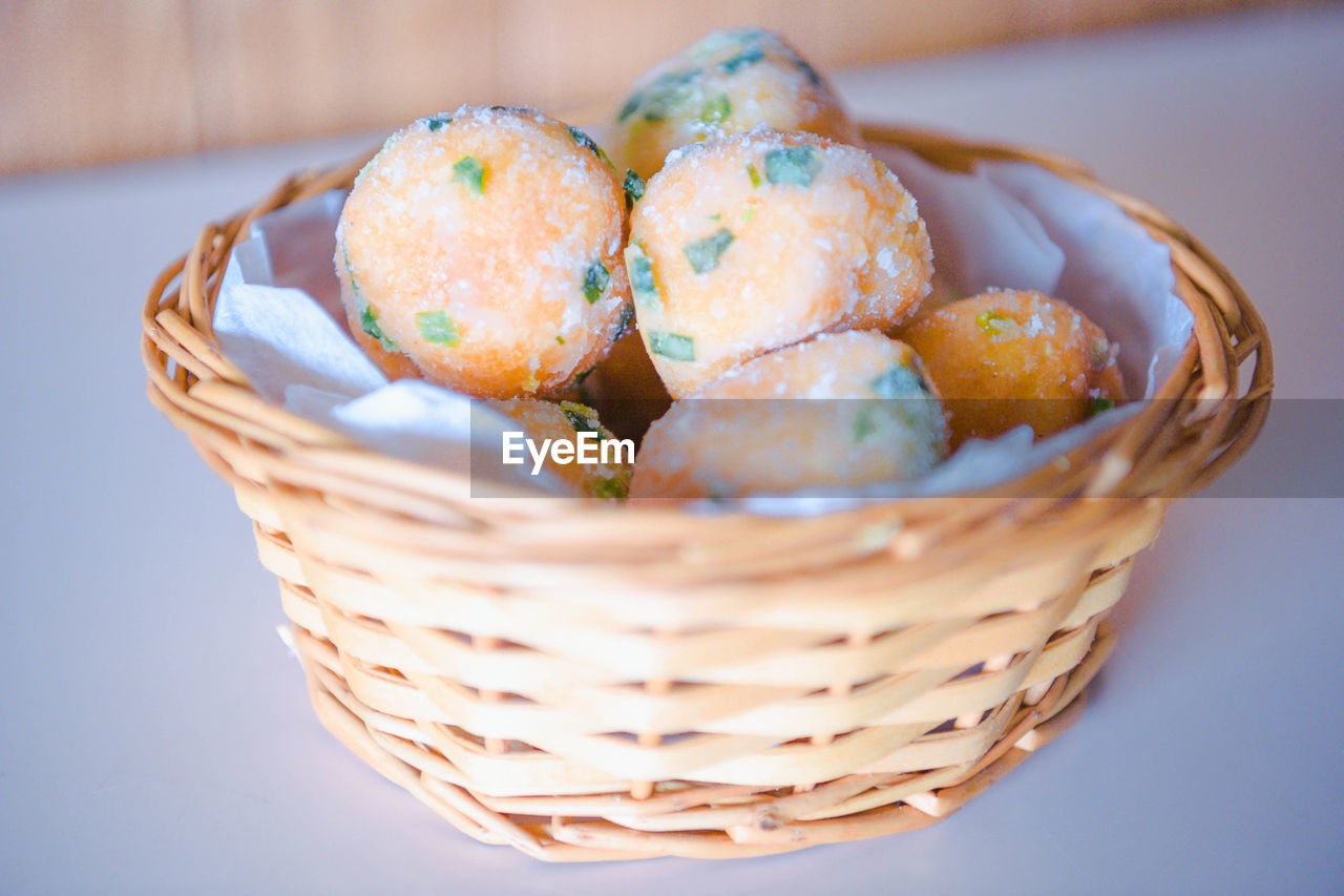 HIGH ANGLE VIEW OF DESSERT IN BASKET