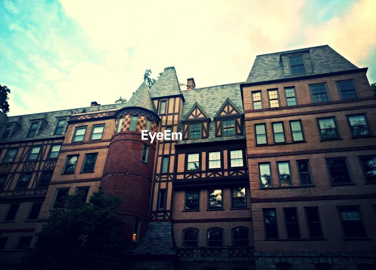 LOW ANGLE VIEW OF BUILDINGS AGAINST SKY