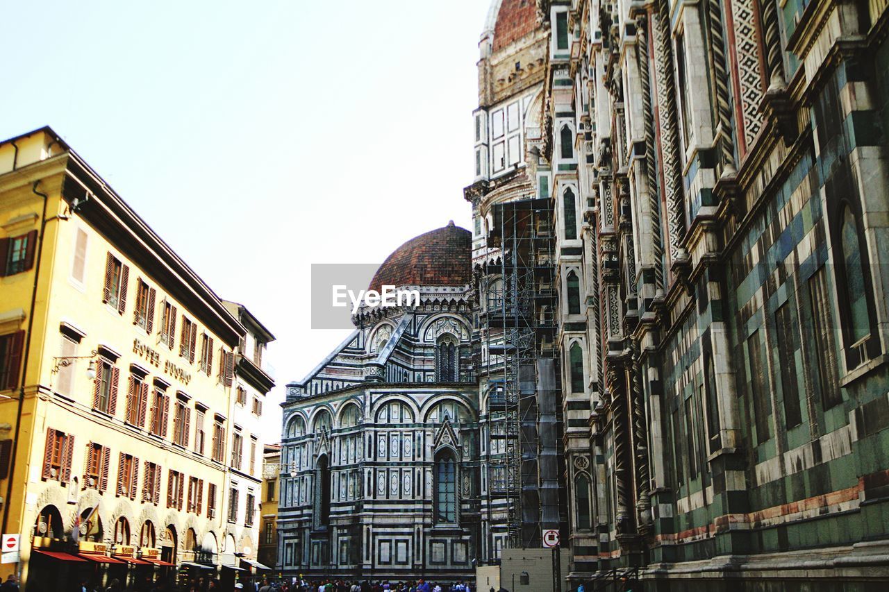 LOW ANGLE VIEW OF BUILDINGS IN CITY