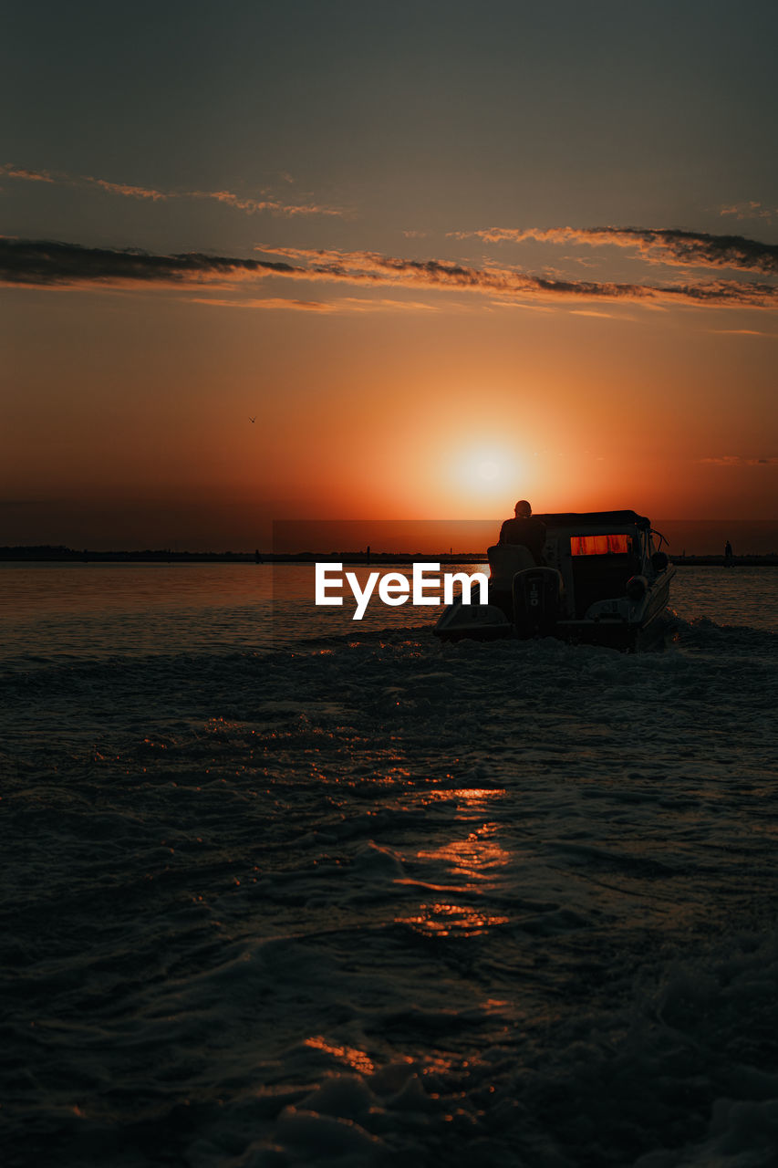 SCENIC VIEW OF SEA AGAINST SKY AT SUNSET