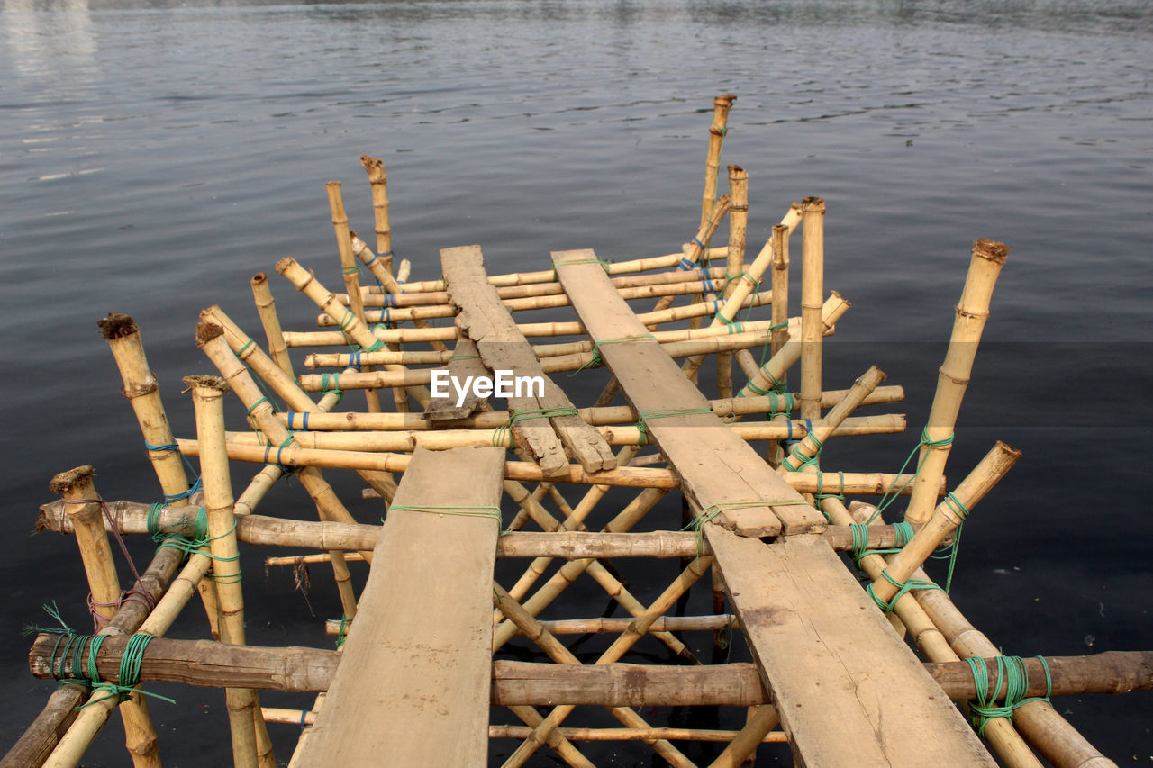 HIGH ANGLE VIEW OF WOODEN PIER IN LAKE