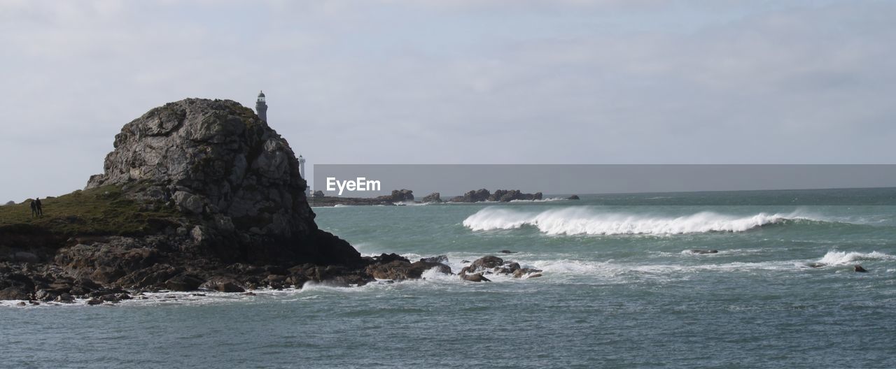 SCENIC VIEW OF ROCKS ON SEA AGAINST SKY