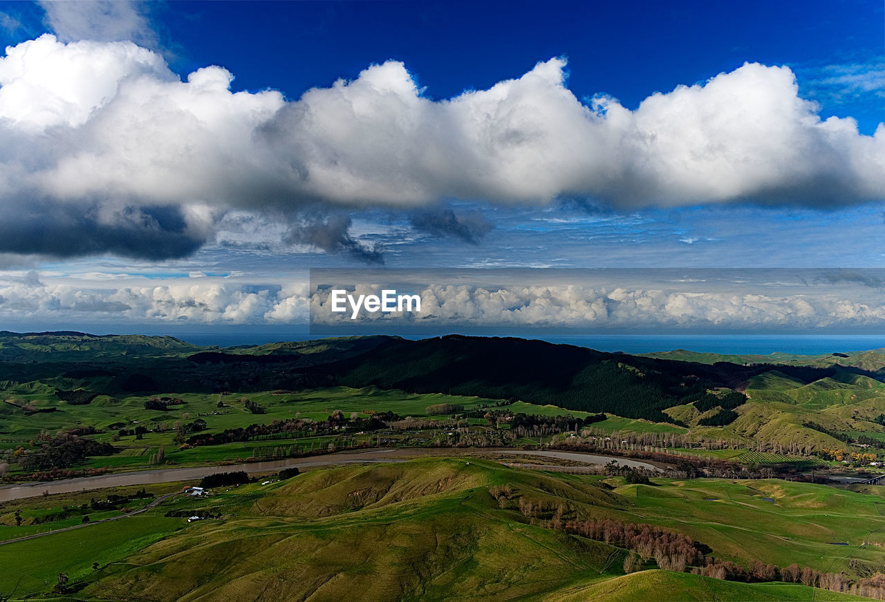 PANORAMIC VIEW OF AGRICULTURAL FIELD AGAINST SKY