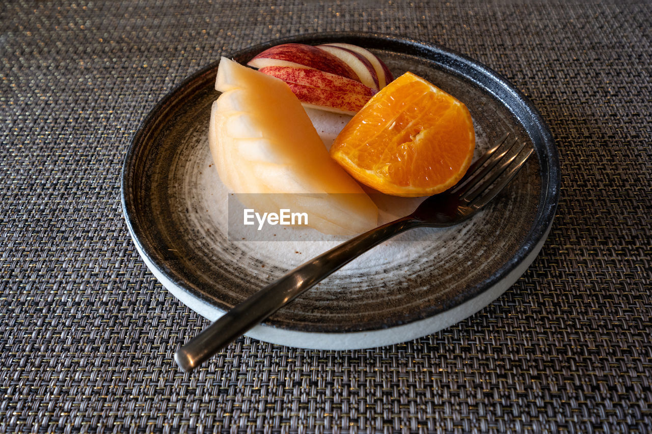 HIGH ANGLE VIEW OF FRUITS IN PLATE