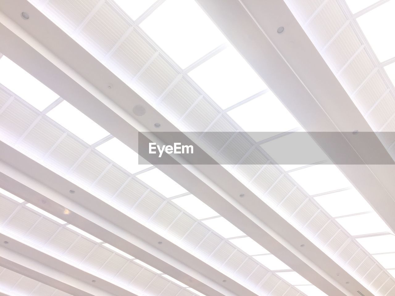 LOW ANGLE VIEW OF CEILING OF MODERN BUILDING