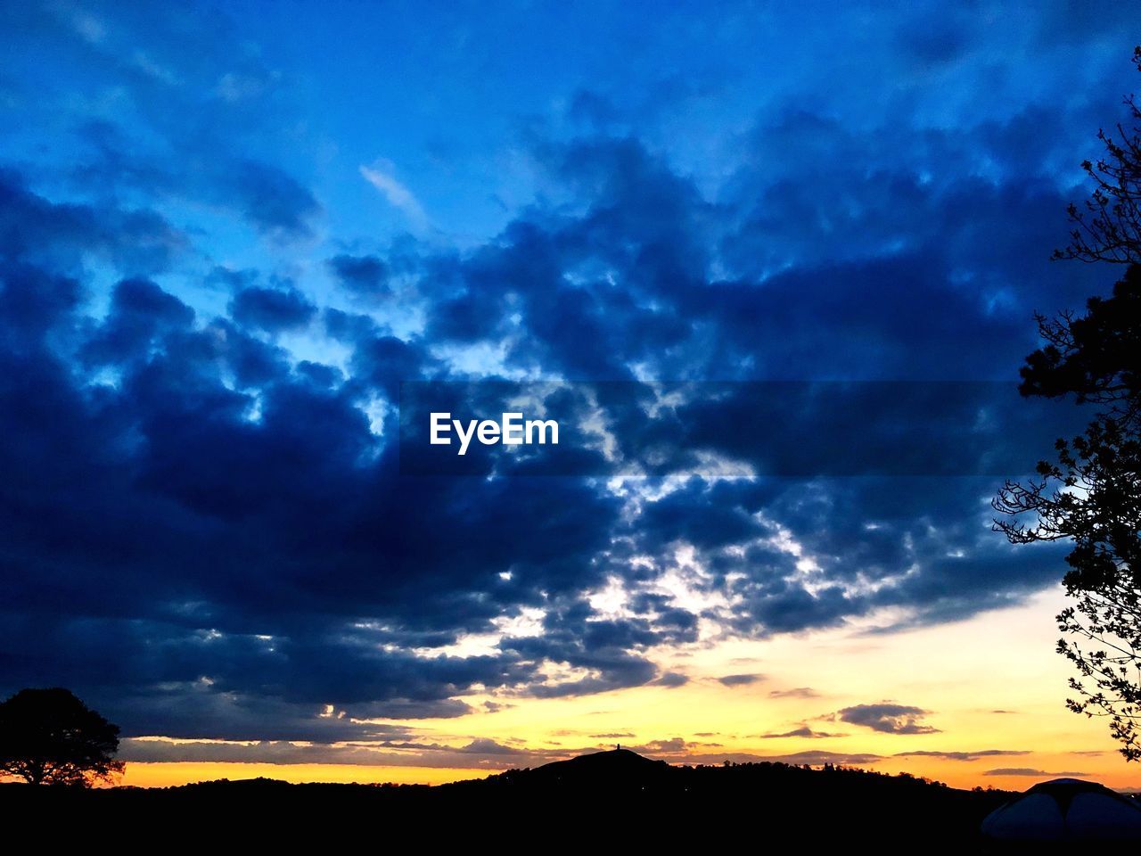 SCENIC VIEW OF DRAMATIC SKY OVER SILHOUETTE LANDSCAPE