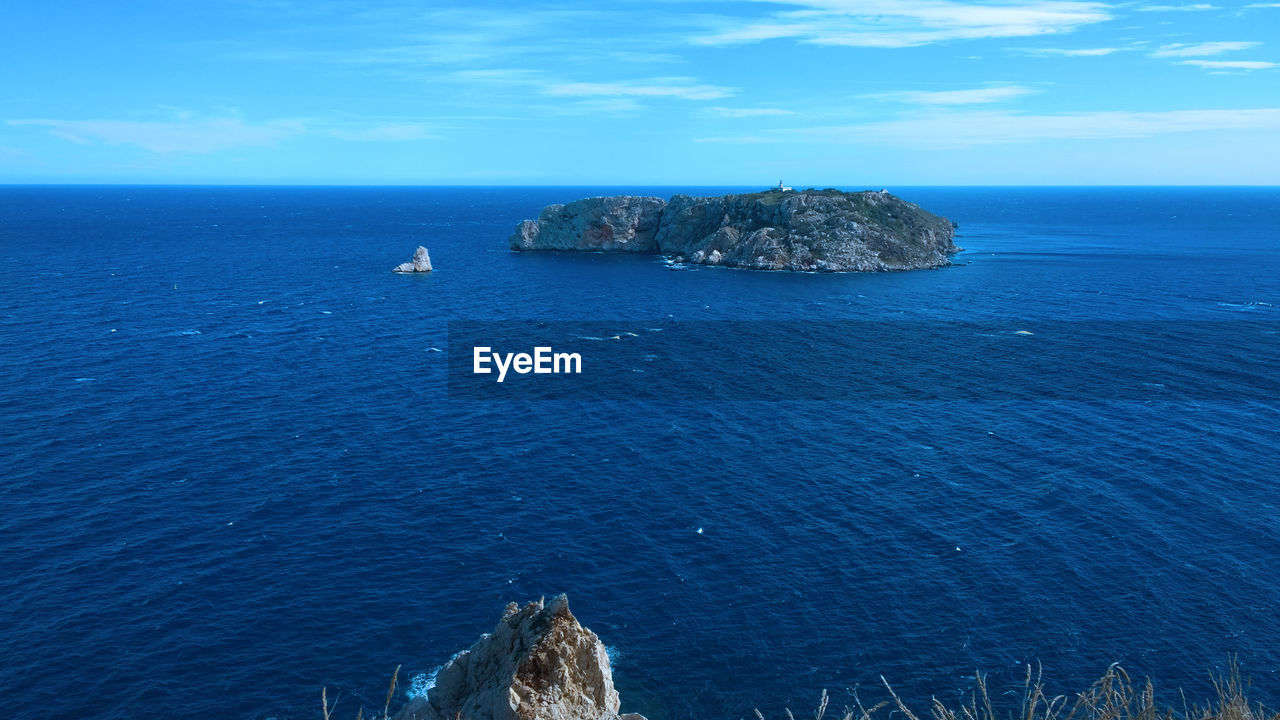 SCENIC VIEW OF ROCK FORMATION IN SEA AGAINST SKY