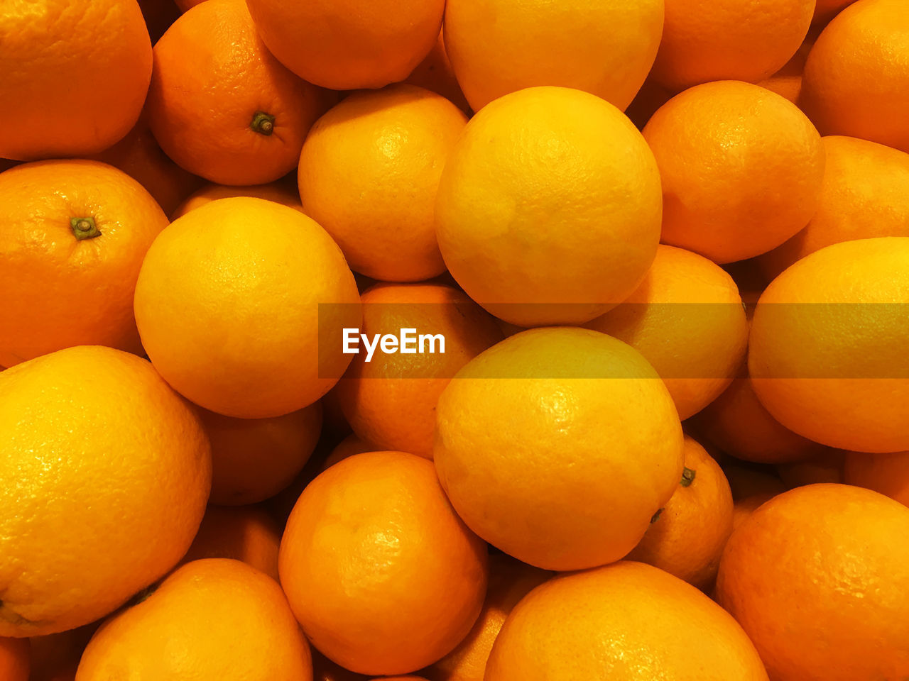 FULL FRAME SHOT OF ORANGES IN MARKET STALL