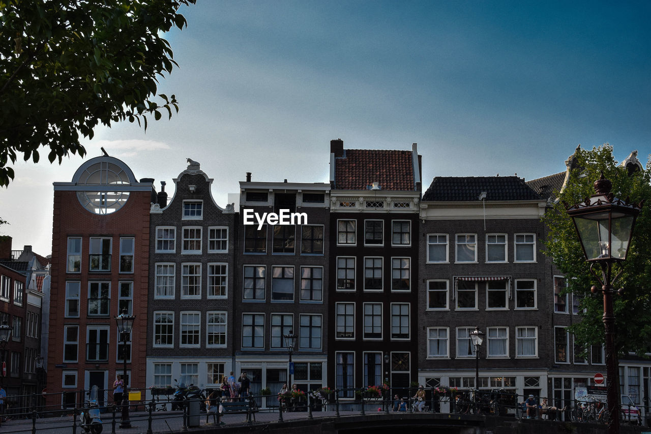 LOW ANGLE VIEW OF BUILDINGS IN TOWN AGAINST SKY