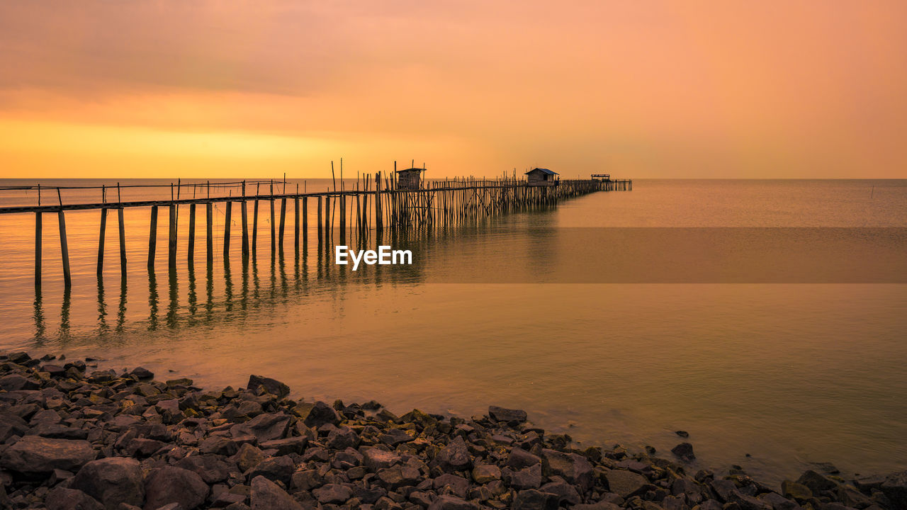 SCENIC VIEW OF SEA AGAINST ORANGE SKY