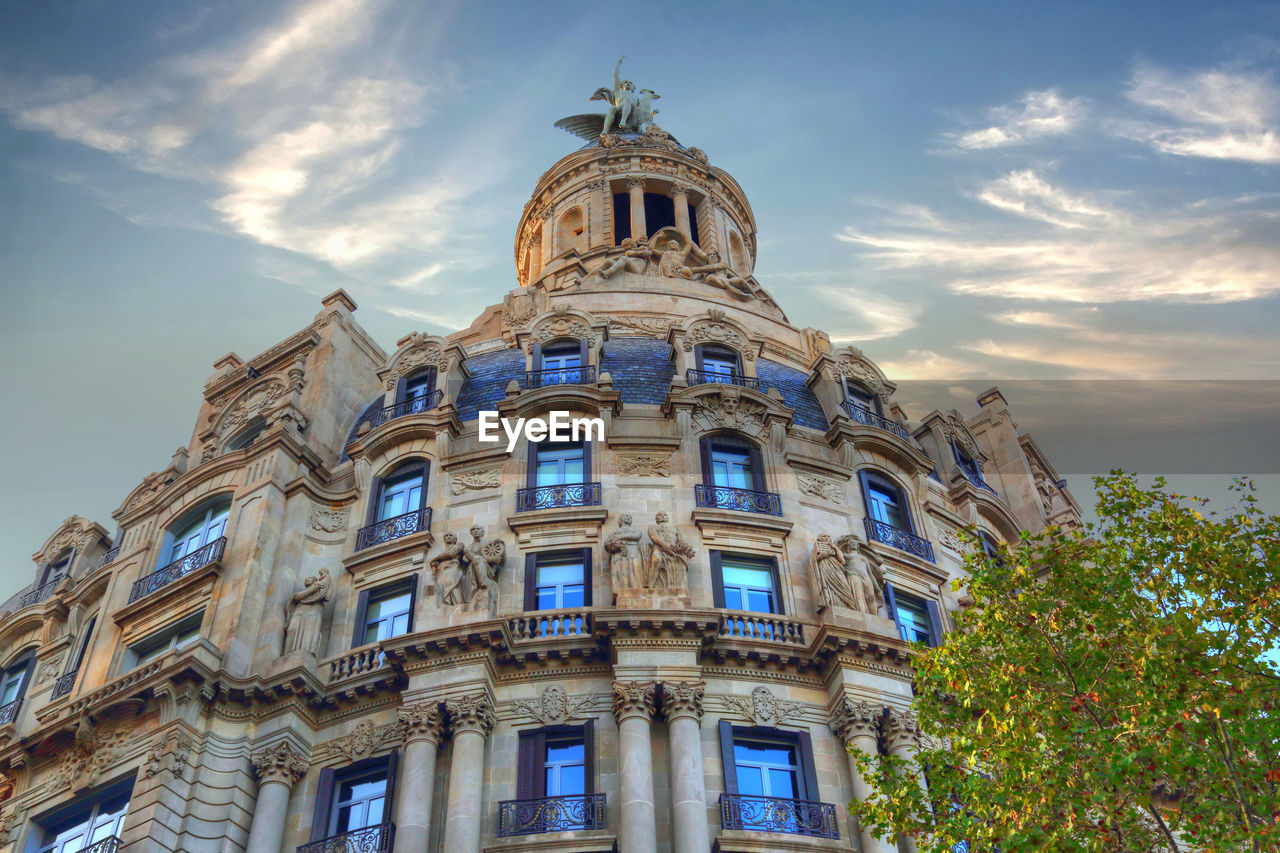 LOW ANGLE VIEW OF HISTORIC BUILDING AGAINST SKY