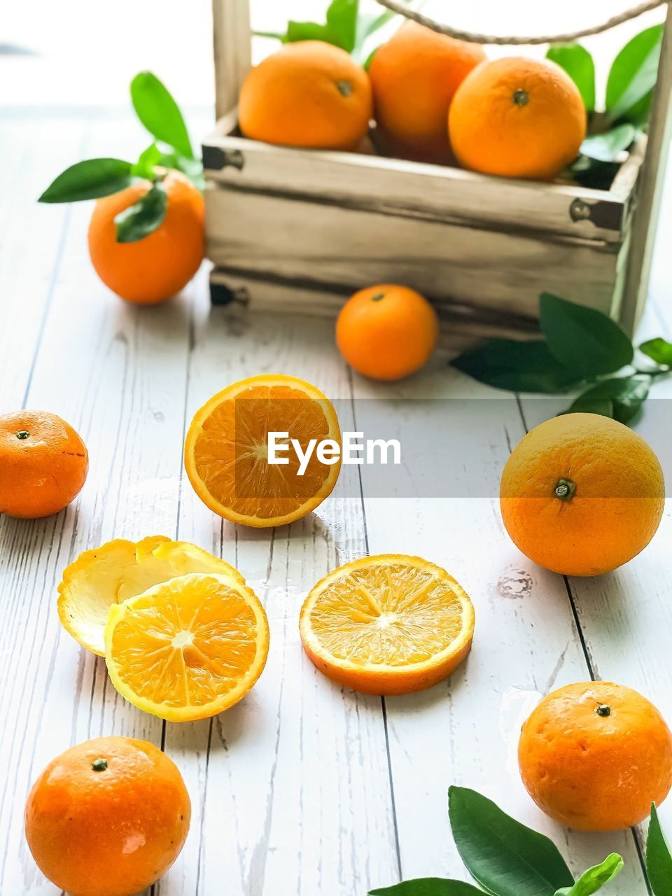 HIGH ANGLE VIEW OF ORANGE FRUIT ON TABLE