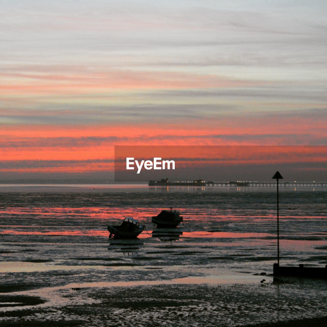 SCENIC VIEW OF SEA AGAINST SUNSET SKY