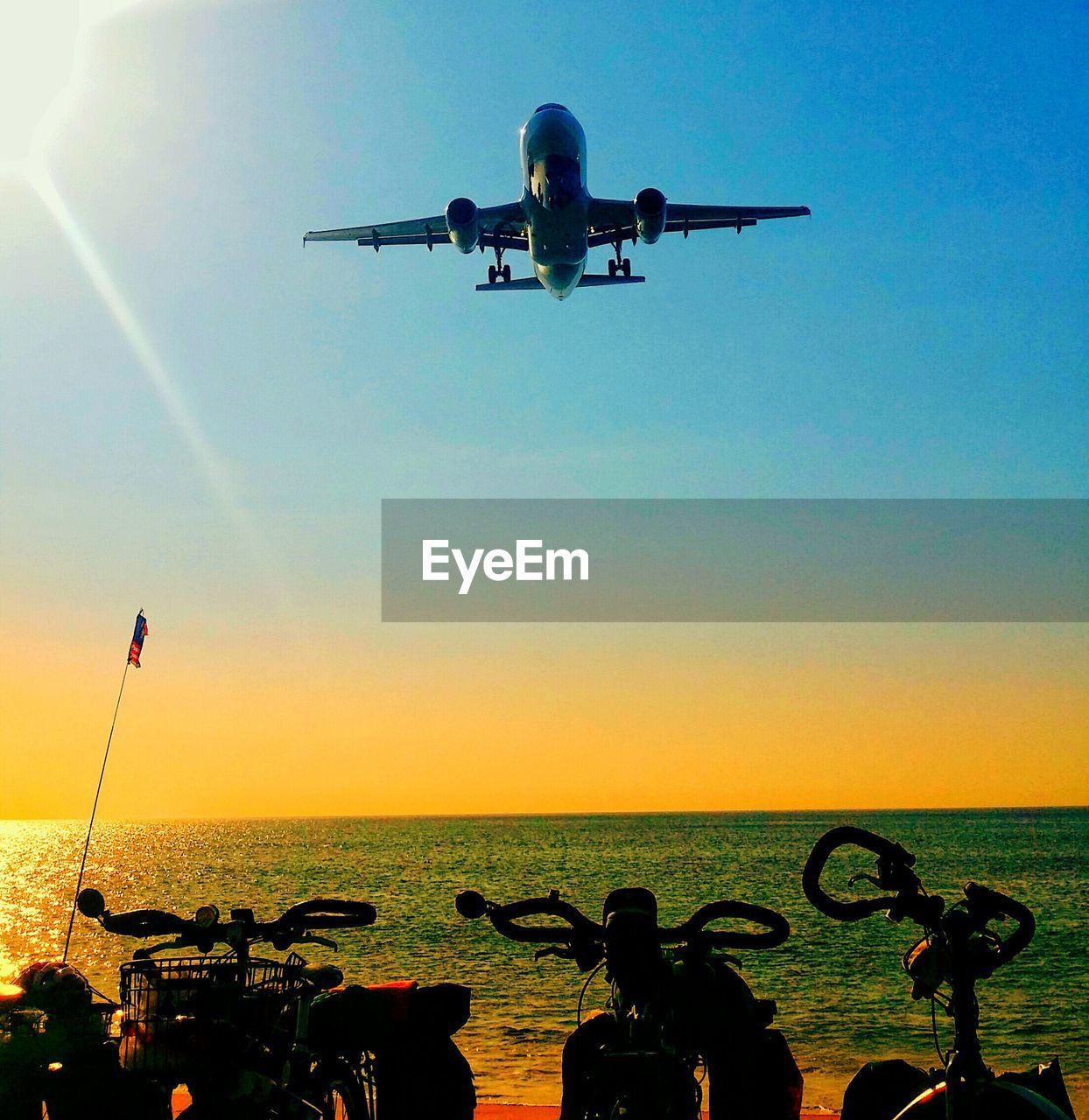 LOW ANGLE VIEW OF AIRPLANE FLYING AGAINST CLEAR SKY