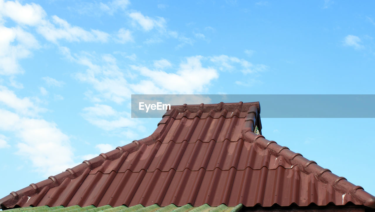 LOW ANGLE VIEW OF BUILDING ROOF AGAINST SKY