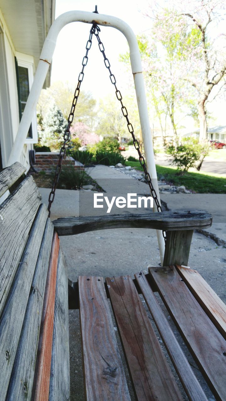 CLOSE-UP OF WOODEN WOODEN BENCH