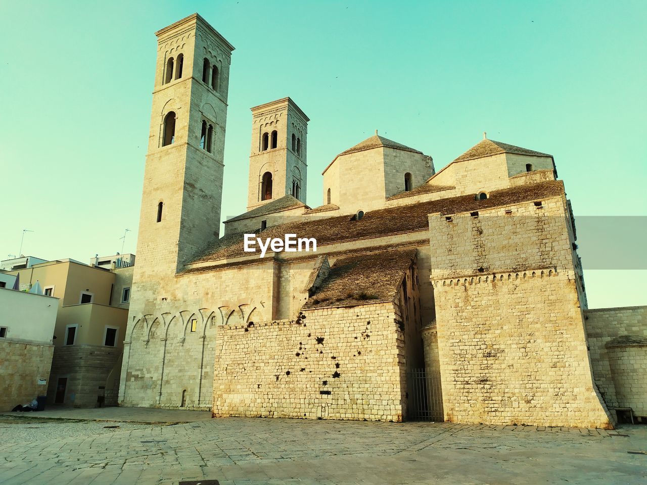 LOW ANGLE VIEW OF HISTORICAL BUILDING AGAINST SKY