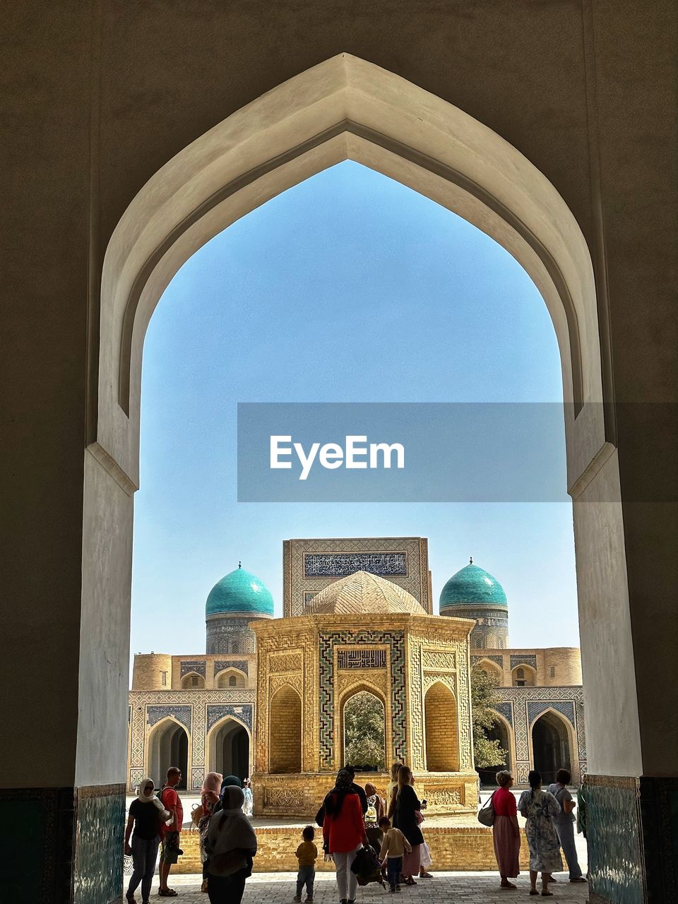 architecture, arch, group of people, travel destinations, built structure, landmark, travel, history, place of worship, the past, tourism, ancient history, religion, building exterior, city, crowd, building, men, entrance, nature, adult, sky, outdoors, large group of people, tourist, lifestyles, day, temple