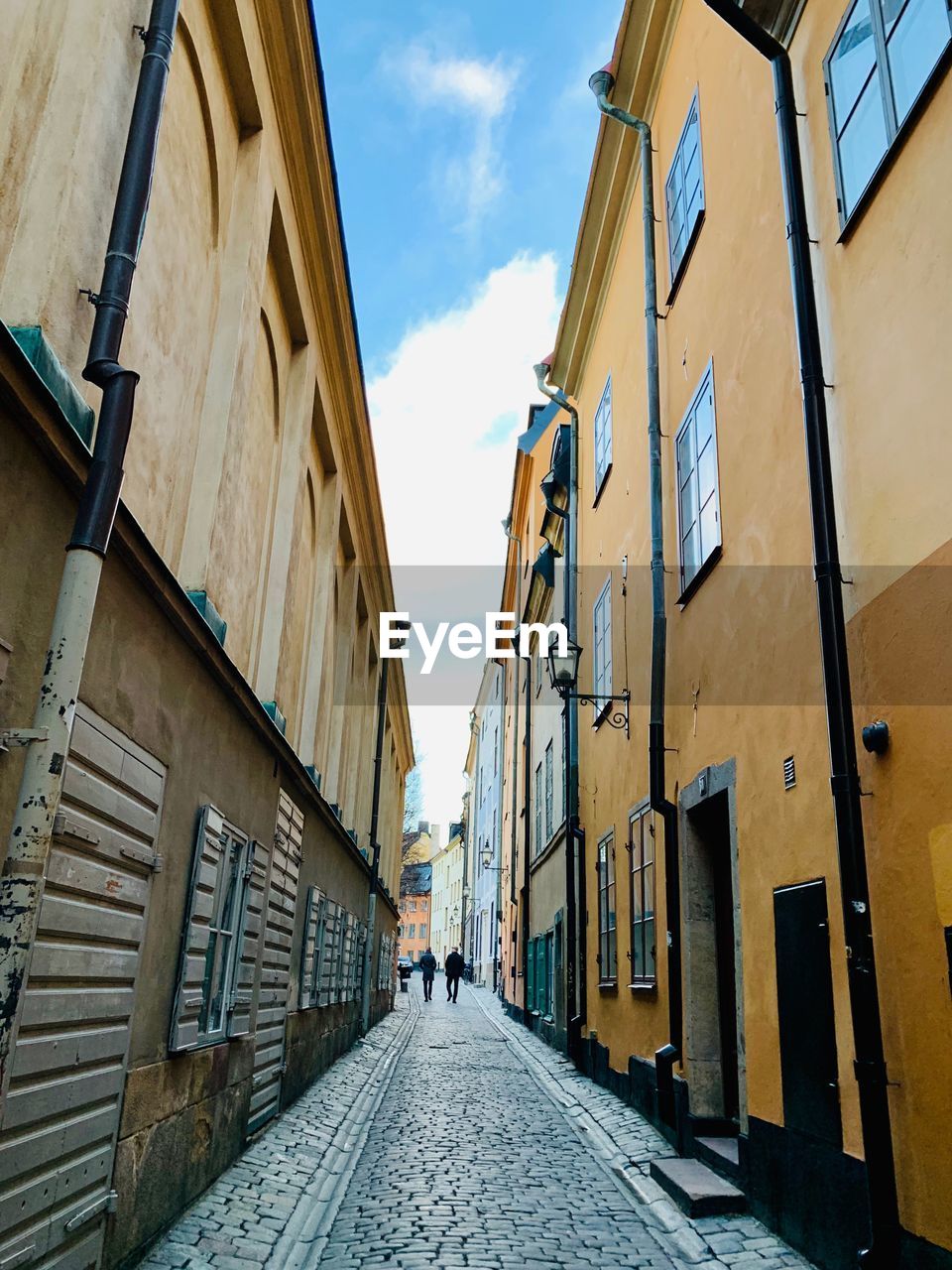 NARROW STREET AMIDST BUILDINGS IN CITY