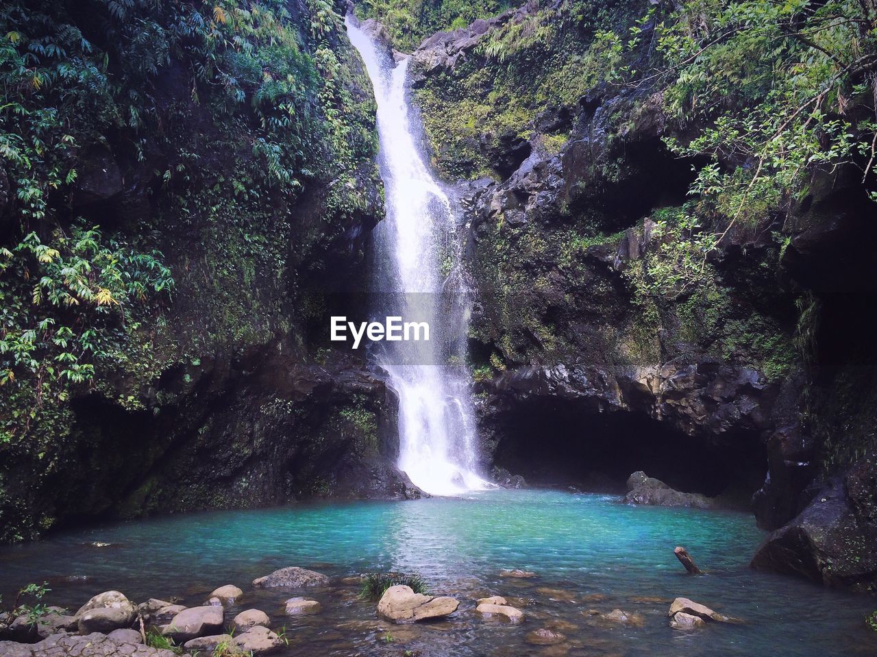 VIEW OF WATERFALL AGAINST SKY