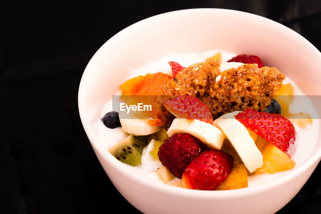 CLOSE-UP OF STRAWBERRIES IN BOWL