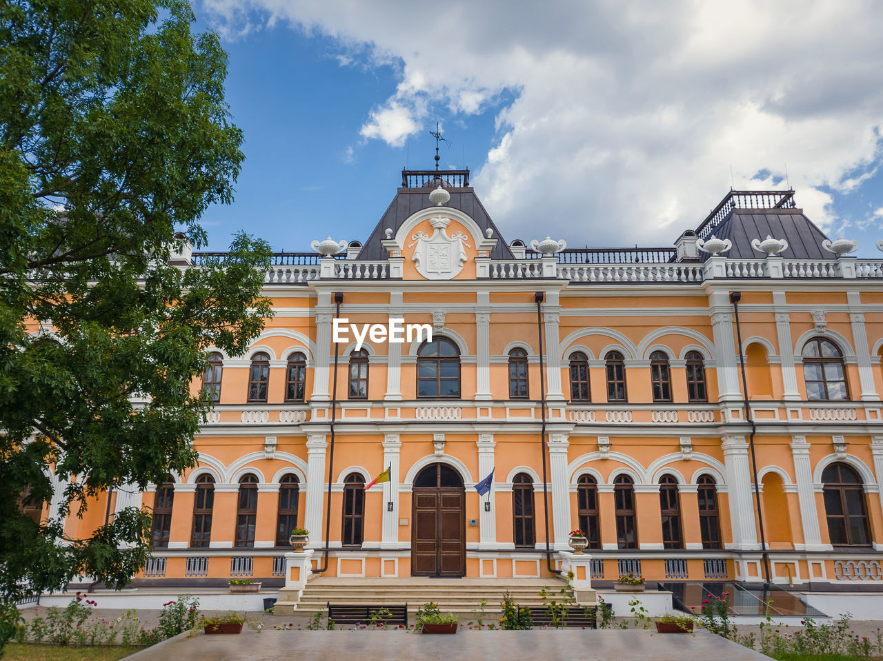 FACADE OF HISTORICAL BUILDING AGAINST SKY