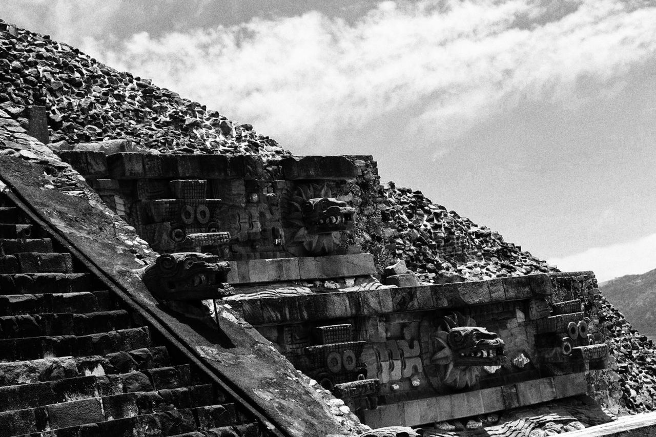 Stone sculptures on teotihuacan against sky