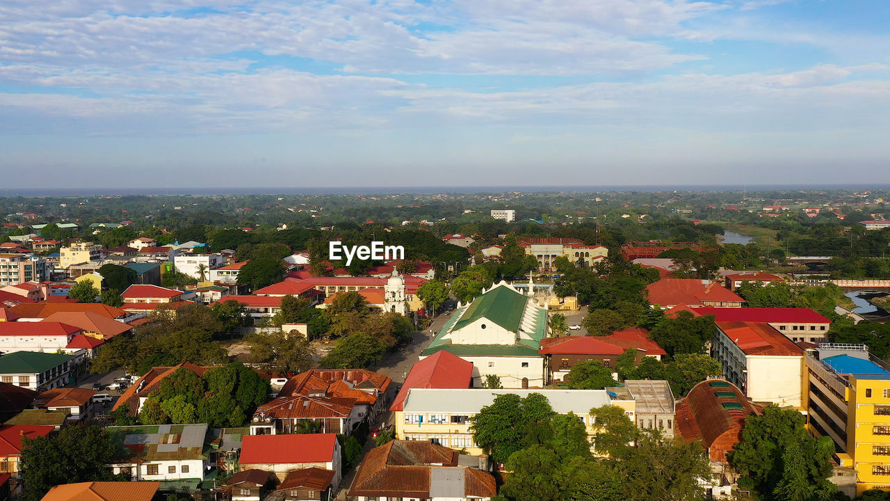 HIGH ANGLE VIEW OF TOWNSCAPE AGAINST SKY IN CITY