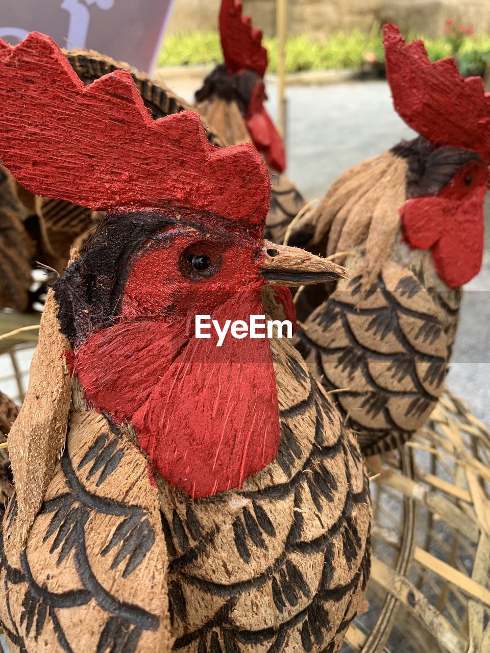 CLOSE-UP OF A BIRD WITH BASKET