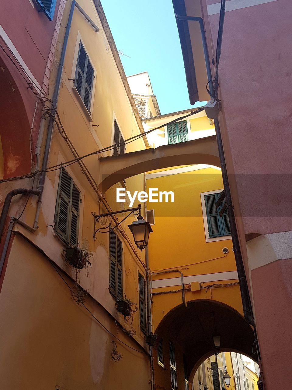 LOW ANGLE VIEW OF BUILDINGS IN CITY AGAINST SKY