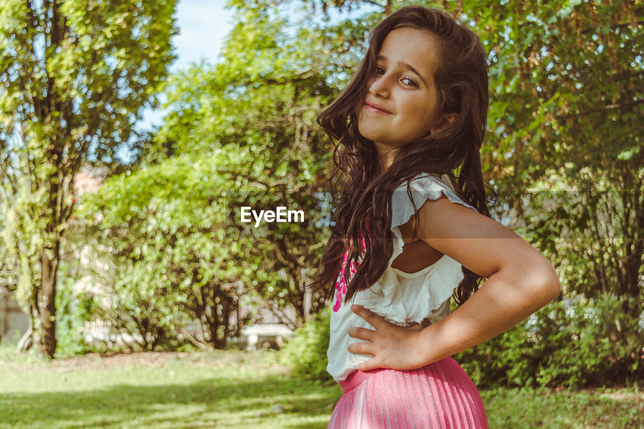 BEAUTIFUL WOMAN SMILING IN PARK